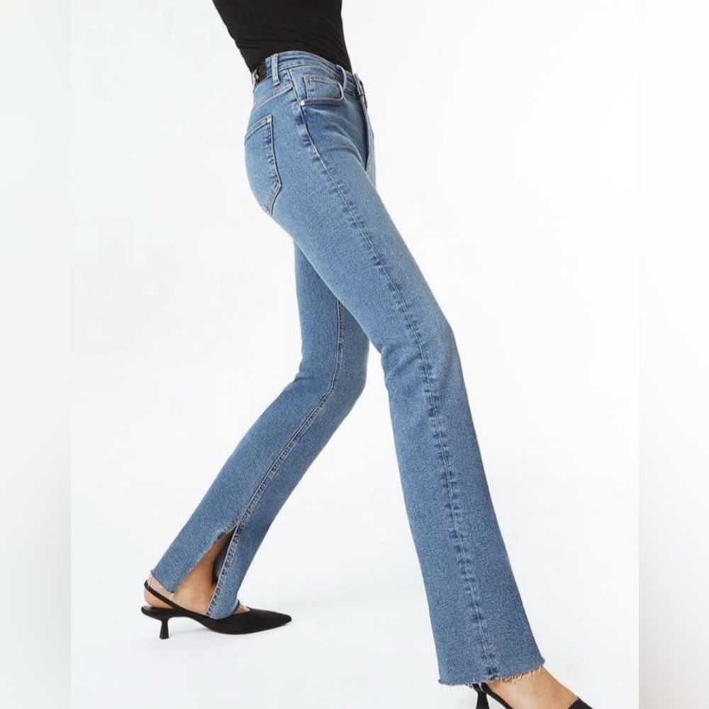 Mavi Maria Hem Slit High Rise
Flare Jean size 26 × 32. Great condition!